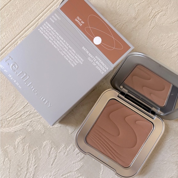 R.E.M. Beauty Hypernova Satin Matte Bronzer in Out of Office 02 BNIB - Picture 1 of 12